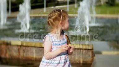 儿童，小女孩在炎热、炎热的<strong>夏日</strong>吃<strong>冰淇淋</strong>，孩子们在喷泉附近